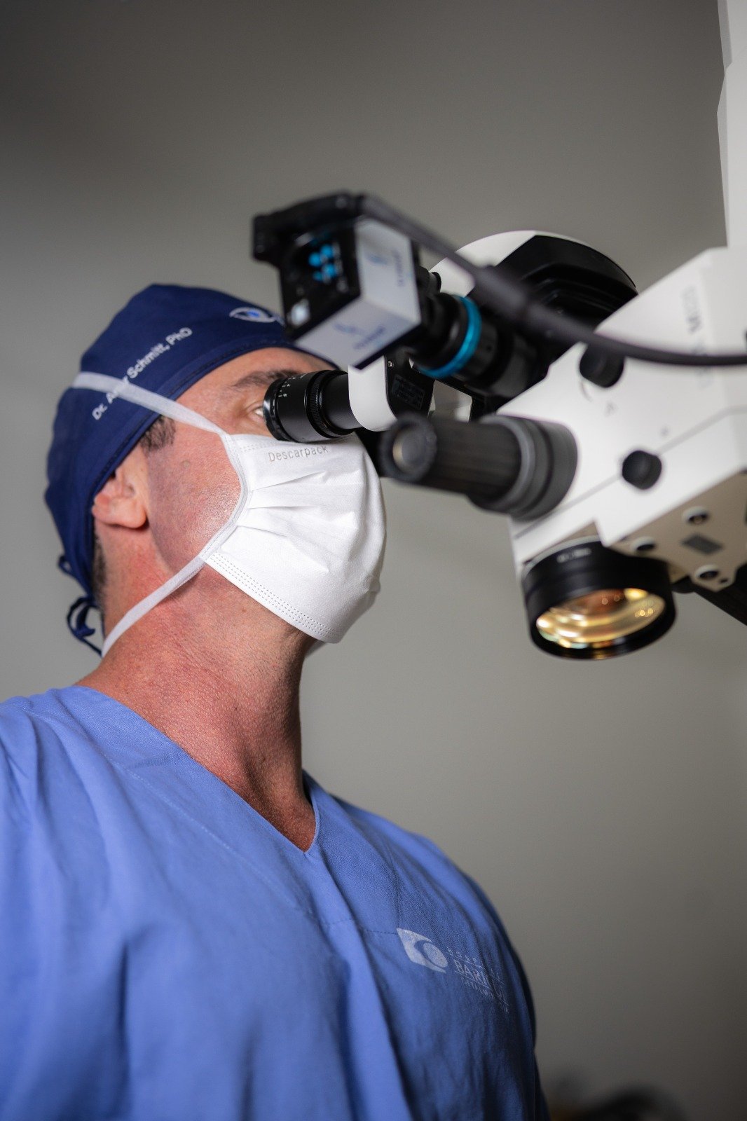 Dr. Artur Schmitt, PhD, durante procedimento oftalmológico