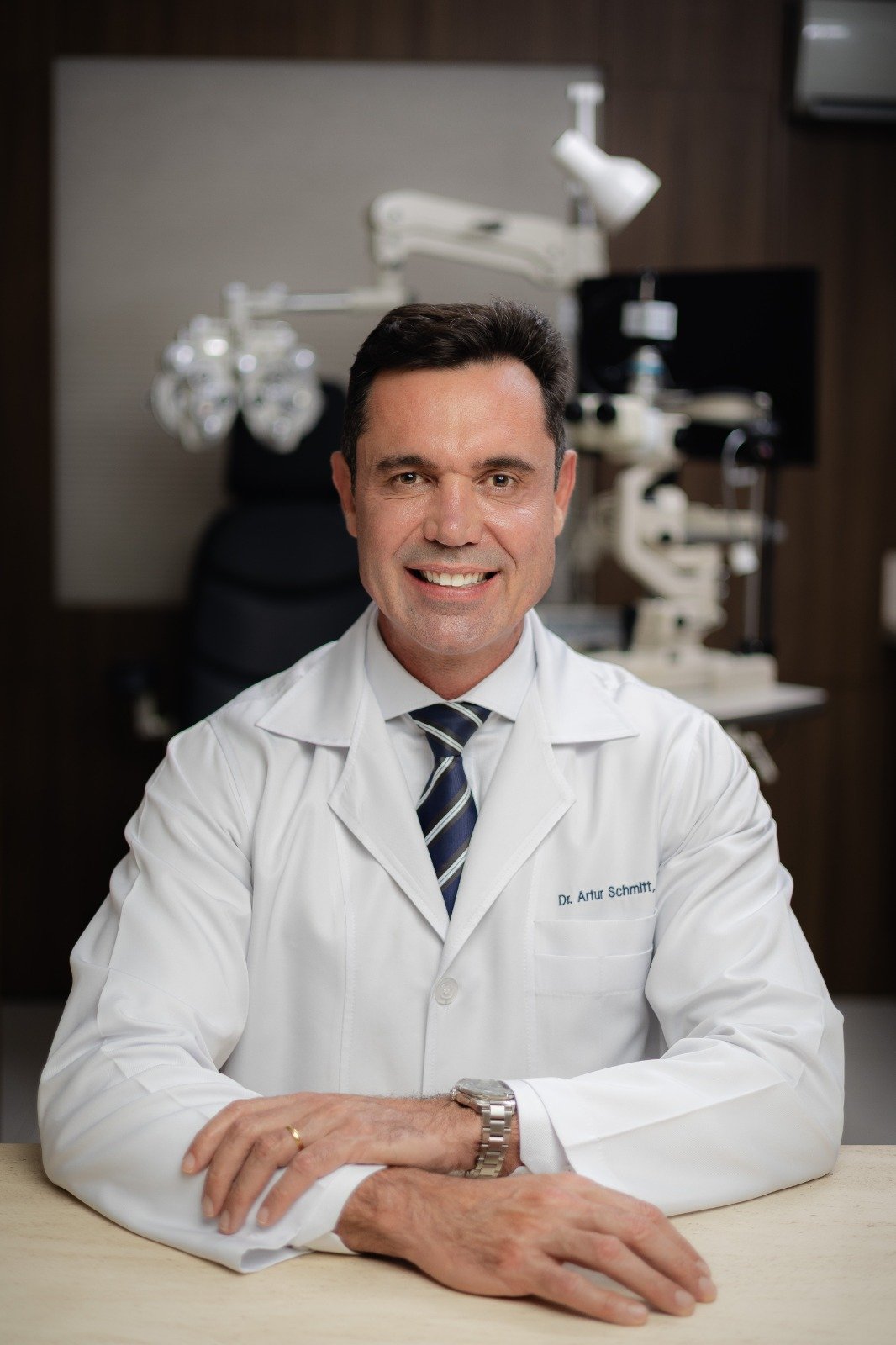 Dr. Artur Schmitt, PhD, em seu consultório oftalmológico em Curitiba