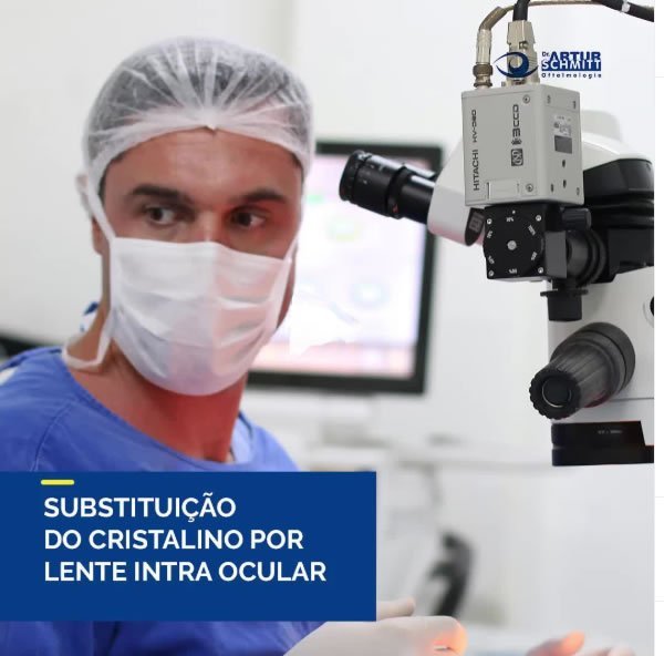 Dr. Artur Schmitt durante cirurgia de substituição do cristalino por lente intraocular
